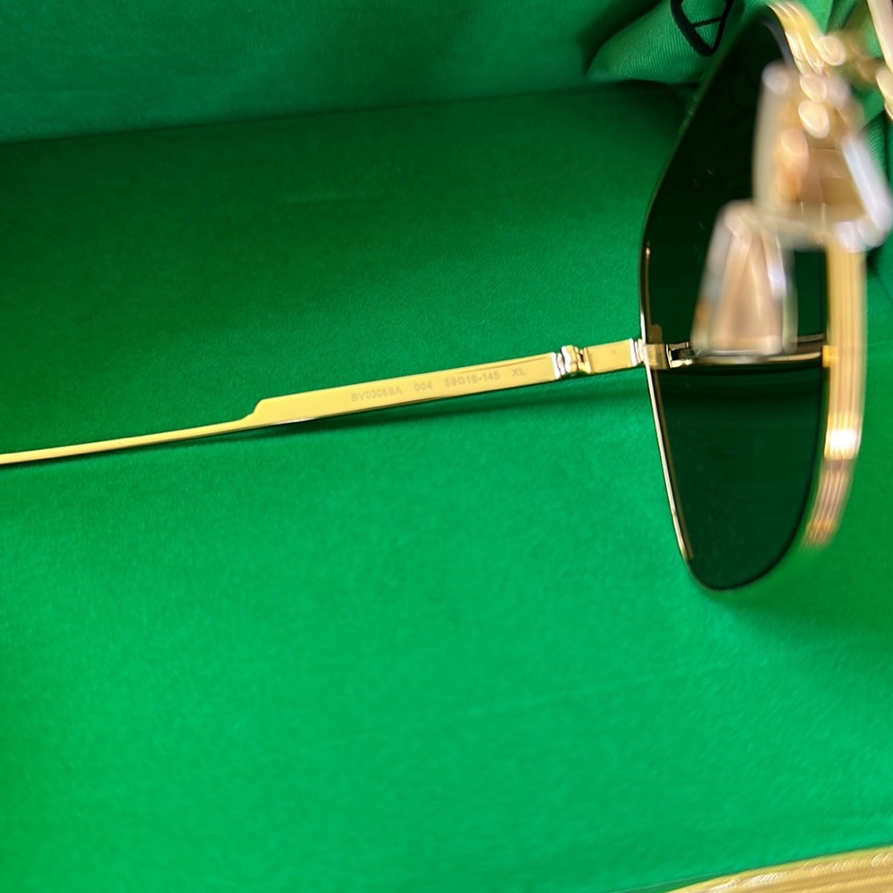 BOTTEGA VÉNETA Gold aviator style sunglasses - Picture 7 of 9